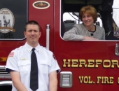 El senador Schwank entrega a la Compañía de Bomberos Voluntarios de Hereford una bandera estatal conmemorativa de la vivienda.