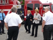 El senador Schwank entrega a la Compañía de Bomberos Voluntarios de Hereford una bandera estatal conmemorativa de la vivienda.