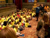 La senadora Judy Schwank visita el hemiciclo del Senado con los alumnos de la Iniciativa WOW.