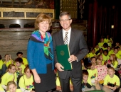 El senador Schwank entrega una mención del Senado por la iniciativa WOW al presidente y consejero delegado de la empresa Reading Eagle, Peter Barbey.