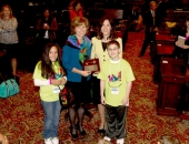 Devynne Valentin, alumna de quinto curso, la senadora Judy Schwank, el Dr. Argyro Elliker, especialista en lectura, y Broderic Shipe, alumno de quinto curso. 