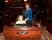 Sara Miller, alumna de tercer curso y autora del poema &quot;Plantas&quot;, con la senadora Judy Schwank.