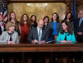 8 de julio de 2019: El senador Schwank aplaude al gobernador Tom Wolf mientras firma la ley que otorga a los colegios y universidades de Pensilvania un año Para desarrollar sistemas de denuncia de agresión sexual en línea.