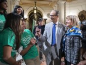 15 de noviembre de 2023: Los senadores Schwank y Kane recibieron a estudiantes de toda Pensilvania en la Rotonda Principal hoy para crear conciencia sobre las crecientes luchas con la salud mental en las escuelas y para la aprobación del proyecto de ley del Senado 886 que permitiría días de salud mental excusados en PA.