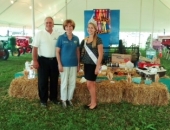 5 de agosto de 2013: El Senador se encuentra con el Secretario del Departamento de Agricultura, George Greig en la Feria de la Lectura.