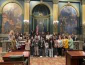 30 de marzo de 2022: Estudiantes de los distritos escolares de Reading y Muhlenberg que participaron en la Cumbre de Mujeres Jóvenes de la Junior League de Reading acudieron al Capitolio y se presentaron ante el Senado de Pensilvania.