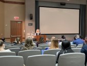 Marzo de 2022: el senador Schwank visita la Escuela de Ciencias de la Salud de Reading Hospital para hablar con un grupo de estudiantes que se preparan para acceder a la profesión médica.