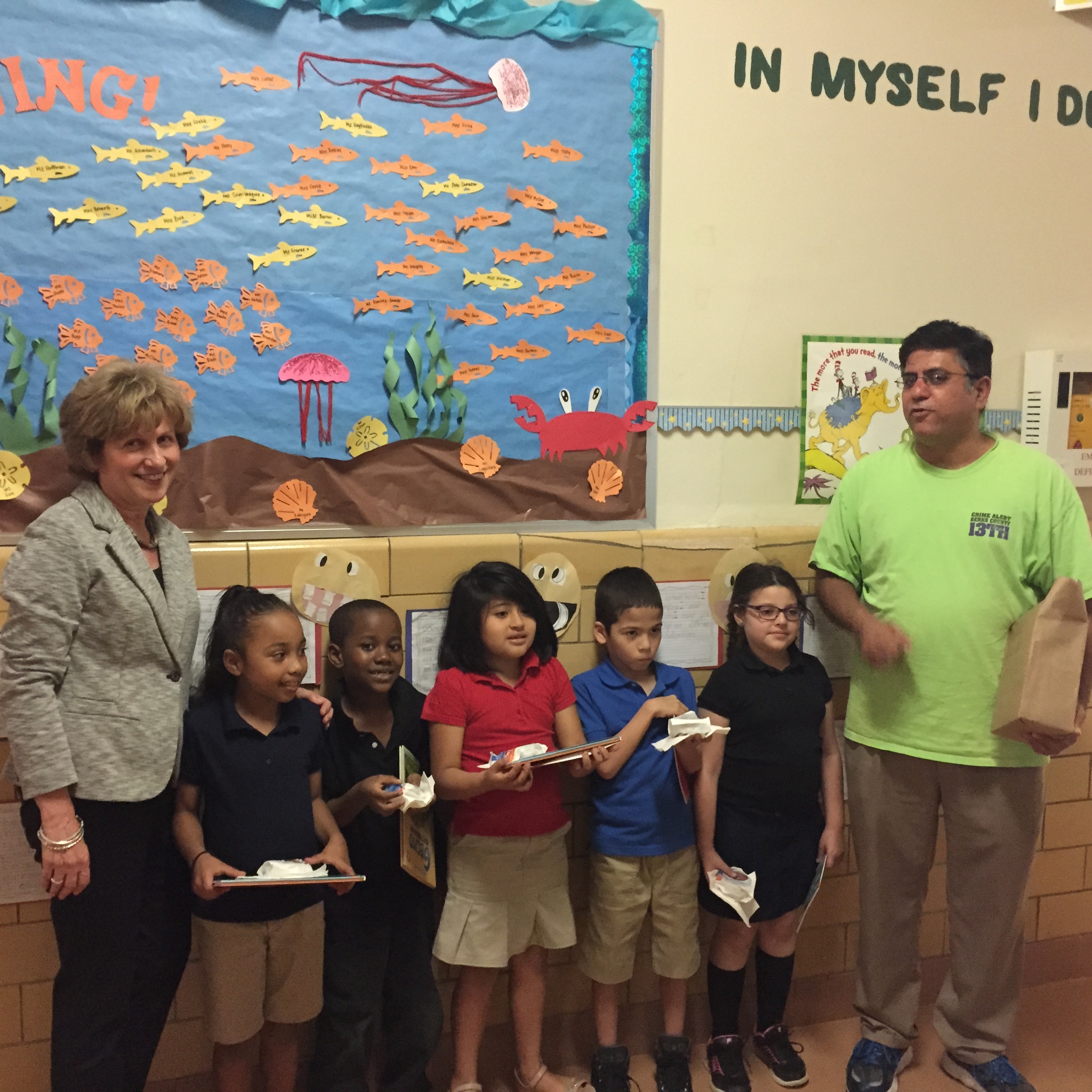 29 de mayo de 2015:El senador Schwank y el propietario de Dairy Queen, Hamid Chaudry, distribuyeron sándwiches de helado gratis y libros nuevos donados por United Way en una de las escuelas primarias de Reading.