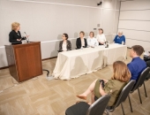 17 de mayo de 2019: La senadora estatal Judy Schwank (D-Berks) celebró una conferencia de prensa en el campus de Reading Hospital - Tower Health para anunciar la legislación pendiente que aborda las vacunaciones escolares. El proyecto de ley requeriría completar un formulario estandarizado para solicitar exenciones de los requisitos de vacunación para niños en edad escolar y requeriría una consulta con un médico antes de aprobar cualquier exención.