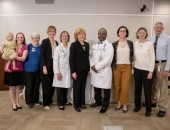 17 de mayo de 2019: La senadora estatal Judy Schwank (D-Berks) celebró una conferencia de prensa en el campus de Reading Hospital - Tower Health para anunciar la legislación pendiente que aborda las vacunaciones escolares. El proyecto de ley requeriría completar un formulario estandarizado para solicitar exenciones de los requisitos de vacunación para niños en edad escolar y requeriría una consulta con un médico antes de aprobar cualquier exención.