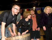 10 de enero de 2013: El senador Schwank participa en el célebre Great Grape Stomp en la Pennsylvania Farm Show 2013.