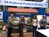 11 de enero de 2013: El senador Schwank visita la Pennsylvania Farm Show 2013.