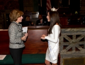 13 de febrero de 2013: El senador Schwank da la bienvenida a Miss Pensilvania al Capitolio del Estado.