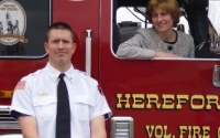 El senador Schwank entrega a la Compañía de Bomberos Voluntarios de Hereford una bandera estatal conmemorativa de la vivienda.