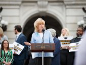 13 de abril de 2022: La senadora Judy Schwank habla en la manifestación Toddlers to Tassels: A Rally to Fully &amp; Fairly Fund Education.