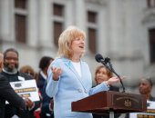 13 de abril de 2022: La senadora Judy Schwank habla en la manifestación Toddlers to Tassels: A Rally to Fully &amp; Fairly Fund Education.