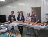 19 de abril de 2013: El senador Schwank visitó Wenger Feeds más nuevo granero libre de jaulas operado por Larry y Jessica Hartranft.  En la foto (I-D) Larry Hartranft, Sr., Senador Schwank, Jessica Hartranft y Larry Hartranft, Jr.