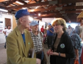 19 de septiembre de 2013: El senador Schwank habla con los electores en la Feria de Oley.