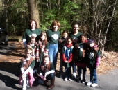 27 de abril de 2013: La senadora Judy Schwank dirigió a 20 boy scouts, girl scouts voluntarios y sus familias en la primera iniciativa de plantación de árboles de la temporada en el Bosque Nolde. Se plantaron más de cincuenta árboles.  En la foto: la senadora estatal Judy Schwank, la tropa de Girl Scouts 1724 y 1175.