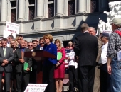24 de septiembre de 2013: El senador Schwank, copatrocinador del proyecto de ley 76 del Senado, se unió a los contribuyentes y defensores de Pensilvania en la escalinata del Capitolio para manifestarse a favor de la reforma del impuesto sobre bienes inmuebles.