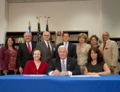 6 de agosto de 2014: El senador Schwank en la ceremonia en la que el gobernador Corbett firma el proyecto de ley 1424 de la Cámara de Representantes, que prevé la educación sobre el Holocausto en las escuelas de Pensilvania.