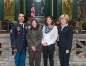 30 de enero de 2015: El sargento Melvyn Mayo, de Reading, su madre Wanda Colon, su hermana Catrina Hogue y el senador Schwank.