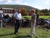 El senador Schwank visita el emplazamiento de un antiguo terreno baldío en el sur de Reading que se está transformando en un huerto urbano el 15 de octubre de 2011.