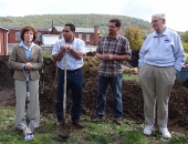 El senador Schwank visita el emplazamiento de un antiguo terreno baldío en el sur de Reading que se está transformando en un huerto urbano el 15 de octubre de 2011.