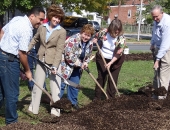 El senador Schwank visita el emplazamiento de un antiguo terreno baldío en el sur de Reading que se está transformando en un huerto urbano el 15 de octubre de 2011.