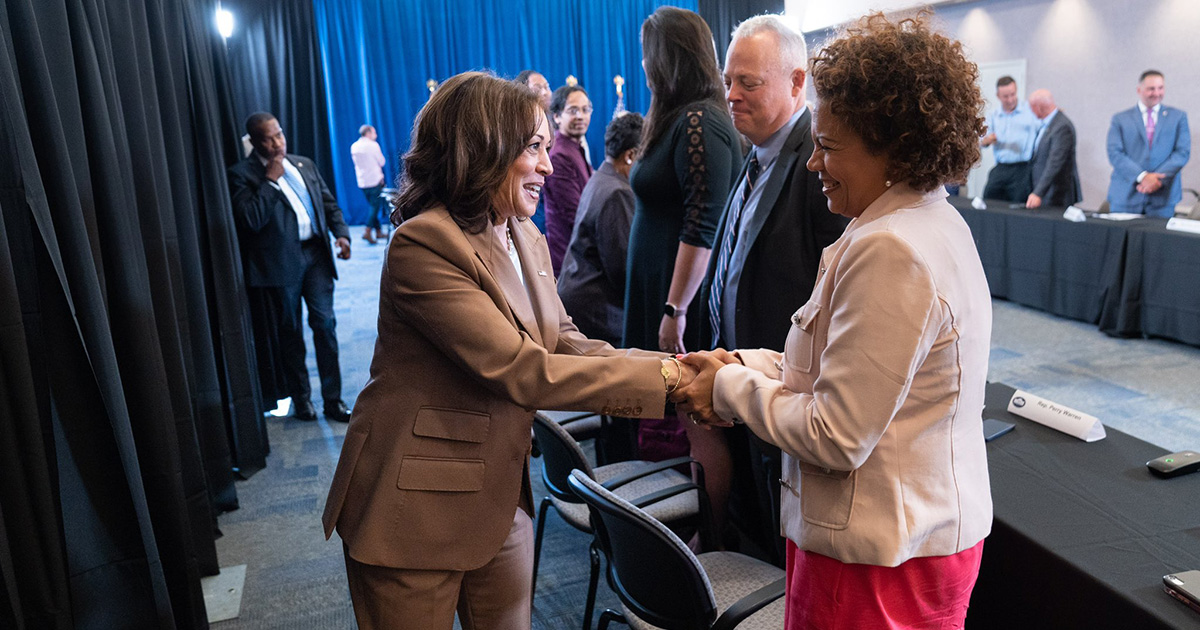 El Vicepresidente Harris visita a los legisladores de Pensilvania en Filadelfia