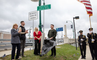 Se inaugura formalmente el cartel del puente conmemorativo del agente de policía Scott A. Wertz en una ceremonia que honra el legado del agente de policía fallecido en Reading